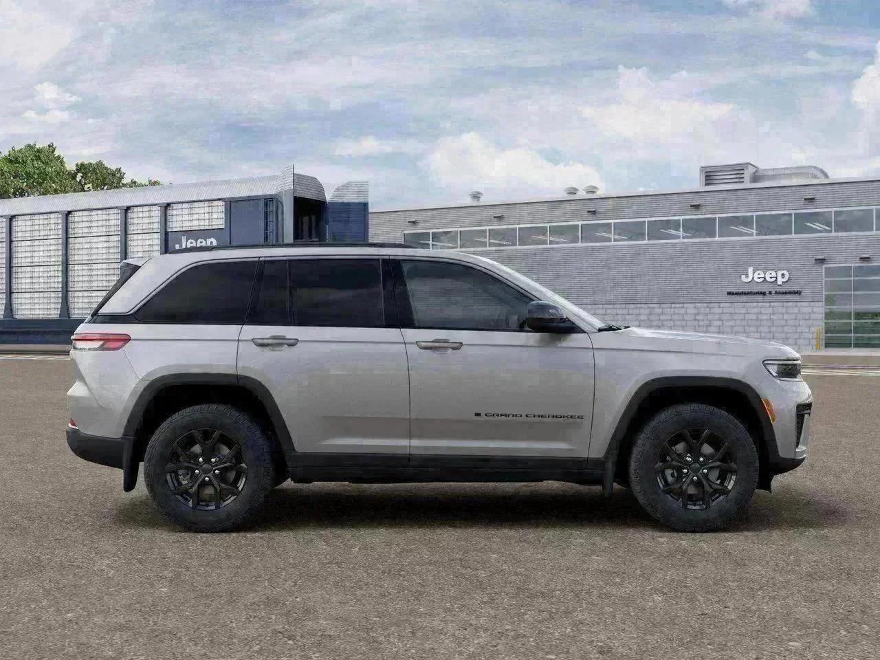 New 2026 Silver Zynith Exterior Paint Jeep Laredo Altitude image 47