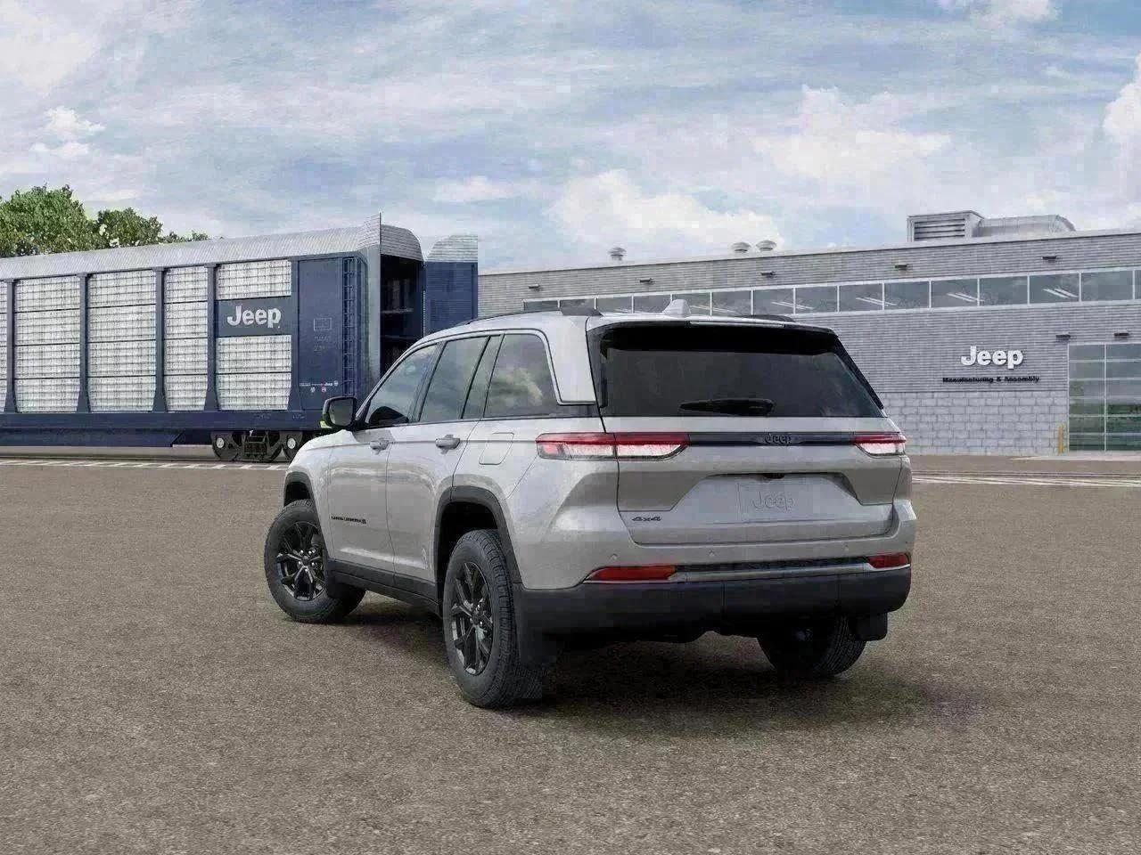New 2026 Silver Zynith Exterior Paint Jeep Laredo Altitude image 3