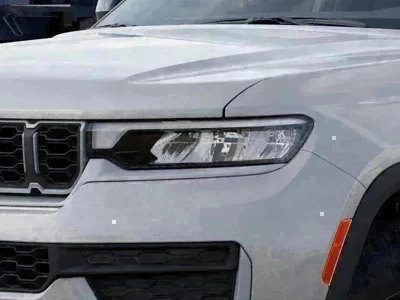 New 2026 Silver Zynith Exterior Paint Jeep Laredo Altitude image 10