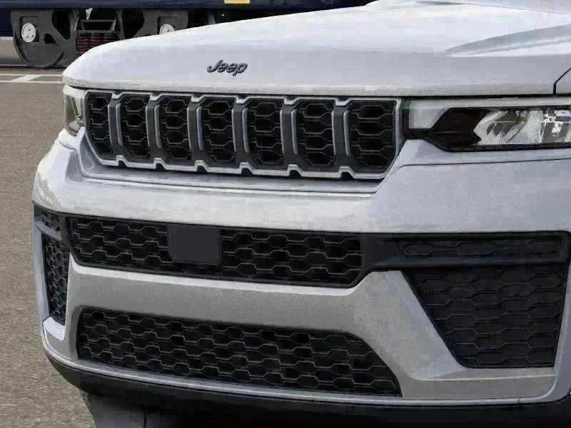 New 2026 Silver Zynith Exterior Paint Jeep Laredo Altitude image 11