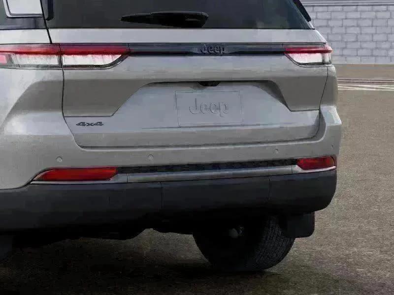 New 2026 Silver Zynith Exterior Paint Jeep Laredo Altitude image 13