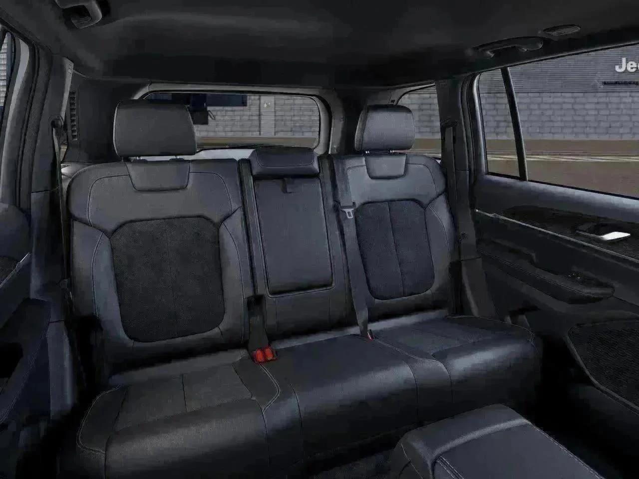 New 2026 Silver Zynith Exterior Paint Jeep Laredo Altitude image 15
