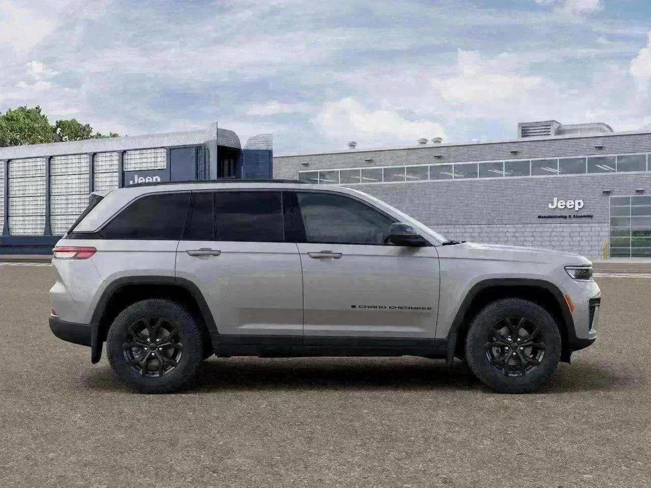 New 2026 Silver Zynith Exterior Paint Jeep Laredo Altitude image 21
