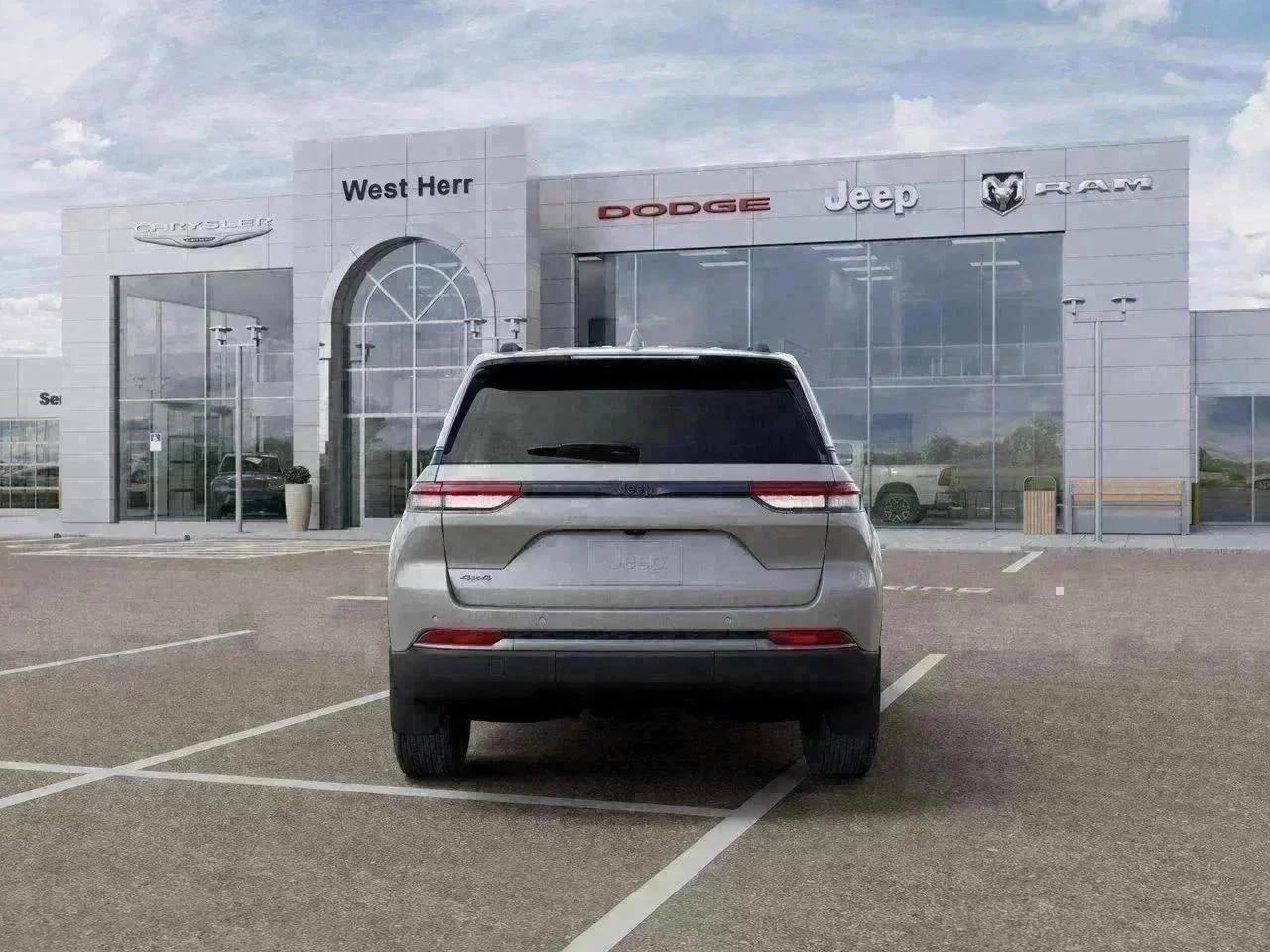 New 2026 Silver Zynith Exterior Paint Jeep Laredo Altitude image 33