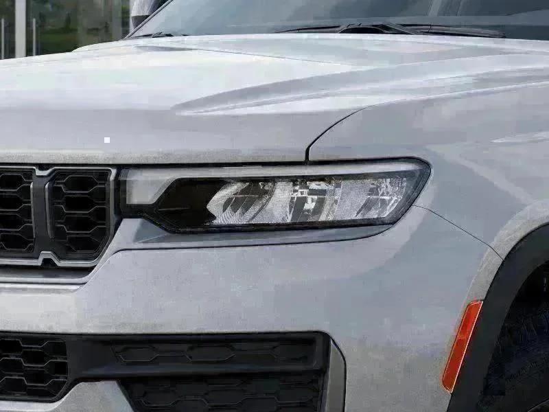 New 2026 Silver Zynith Exterior Paint Jeep Laredo Altitude image 36