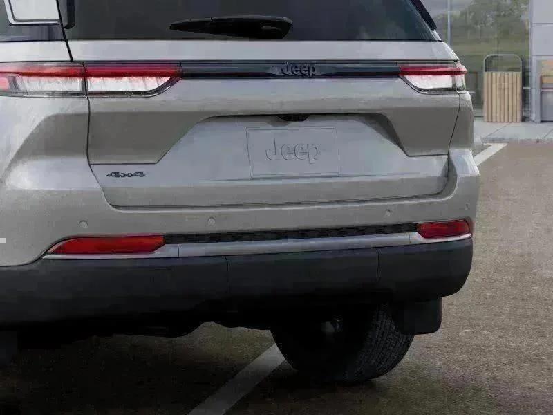 New 2026 Silver Zynith Exterior Paint Jeep Laredo Altitude image 39