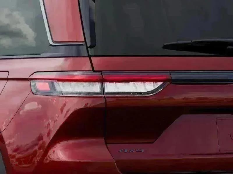 New 2026 Velvet Red Pearl-Coat Exterior Paint Jeep Laredo Altitude image 9