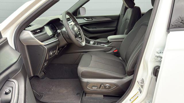2026 Jeep Grand Cherokee Laredo 4x2