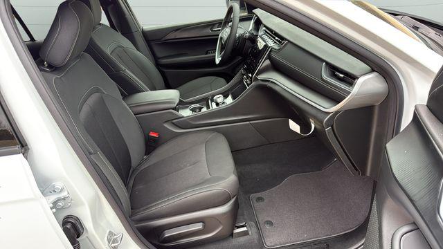 2026 Jeep Grand Cherokee Laredo 4x2