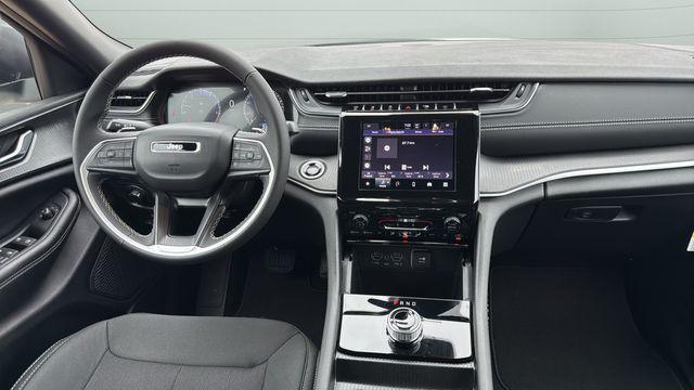 2026 Jeep Grand Cherokee Laredo 4x2