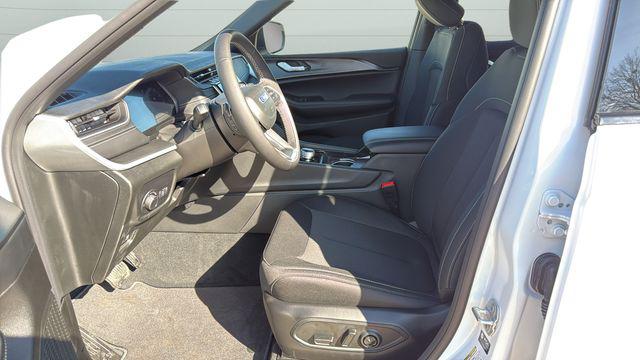 2026 Jeep Grand Cherokee Laredo 4x2