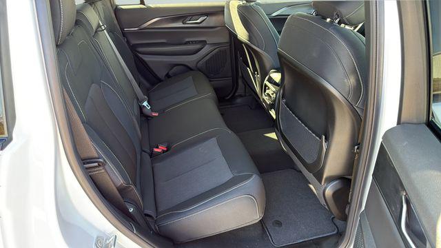 2026 Jeep Grand Cherokee Laredo 4x2