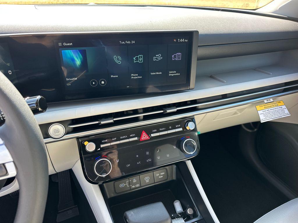 New 2026 Phantom Black HYUNDAI SEL FWD image 28