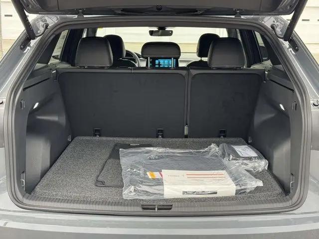 2026 Volkswagen Atlas Cross Sport SE with Technology