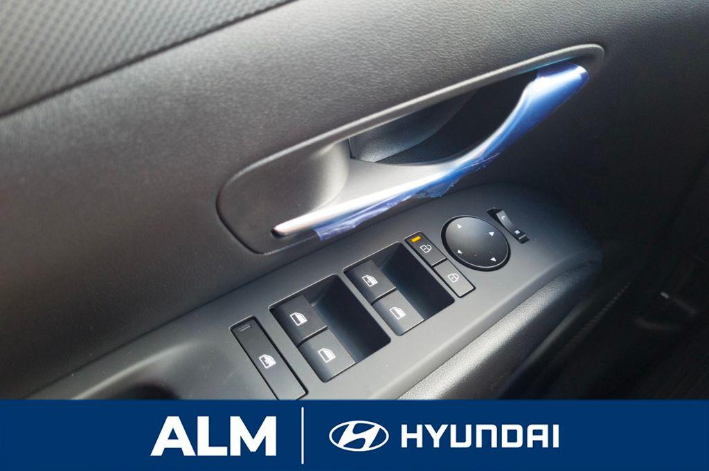 New 2026 Phantom Black HYUNDAI SE FWD image 32