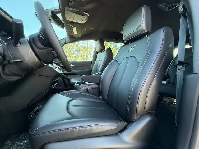 2026 Chrysler Pacifica Select AWD