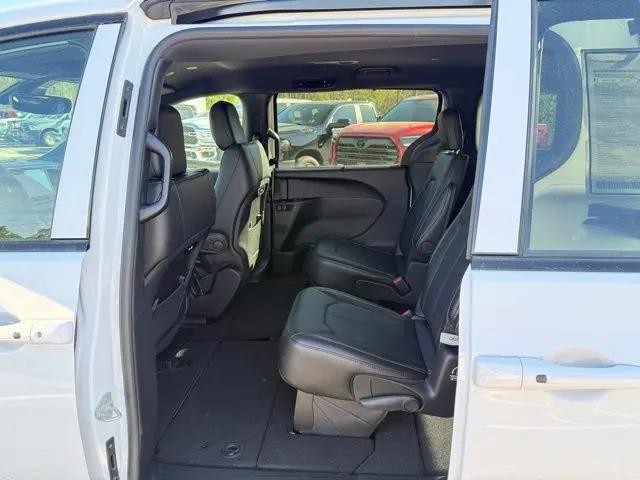 2026 Chrysler Pacifica Select AWD