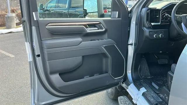 2026 GMC Sierra 2500HD Crew Cab, Standard Bed, SLE, 4WD