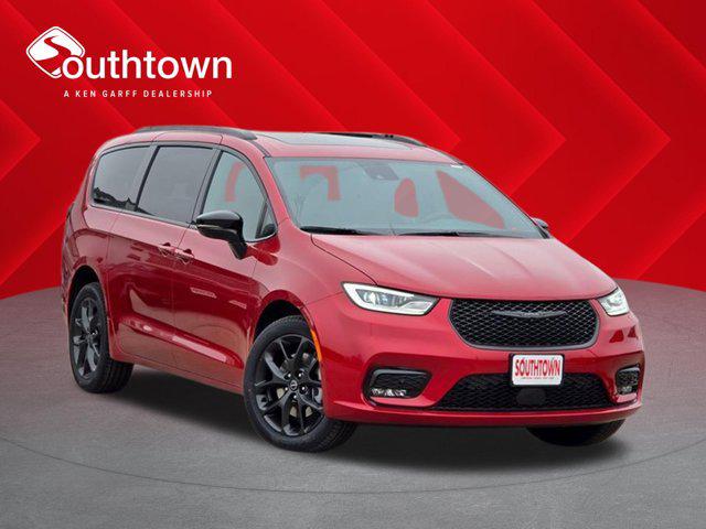 2026 Chrysler Pacifica Select AWD for sale in Indianola, IA