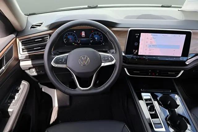 2026 Volkswagen Atlas SE with Technology