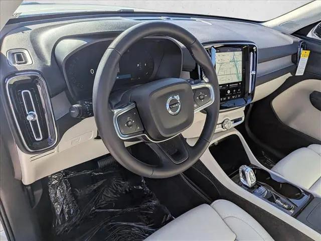 2026 Volvo XC40 Plus, B5 AWD Gas (mild hybrid), Dark