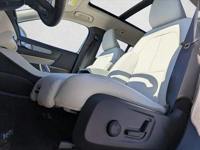 2026 Volvo XC40 Plus, B5 AWD Gas (mild hybrid), Dark