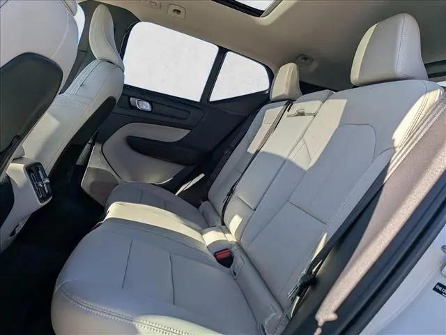 2026 Volvo XC40 Plus, B5 AWD Gas (mild hybrid), Dark