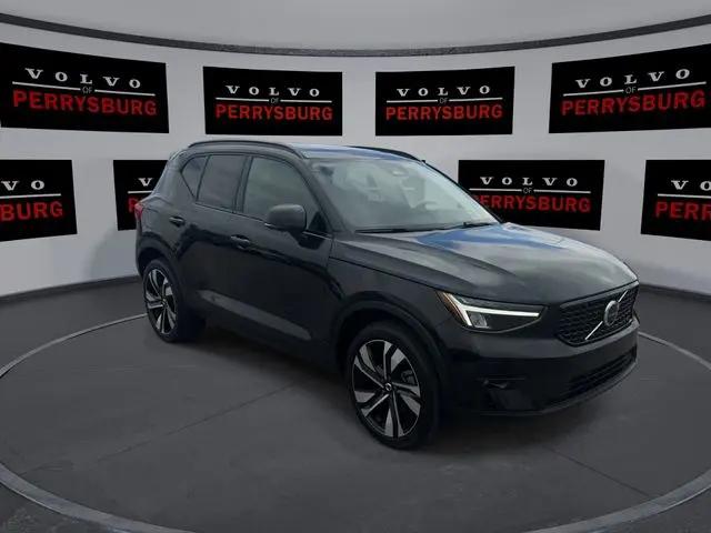 2023 Volvo XC40 B5 Plus Dark Theme