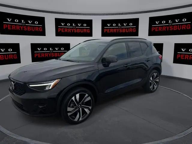 2023 Volvo XC40 B5 Plus Dark Theme
