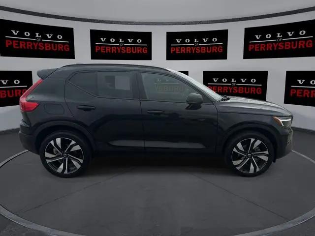 2023 Volvo XC40 B5 Plus Dark Theme