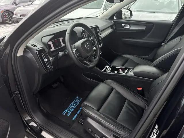 2023 Volvo XC40 B5 Plus Dark Theme