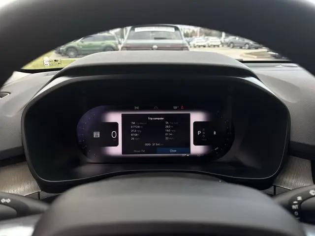 2023 Volvo XC40 B5 Plus Dark Theme