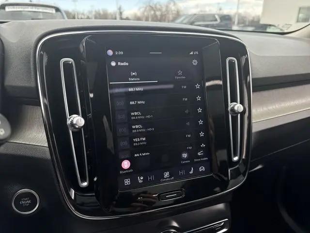 2023 Volvo XC40 B5 Plus Dark Theme