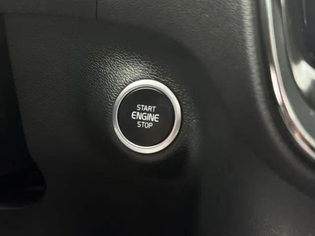 2023 Volvo XC40 B5 Plus Dark Theme