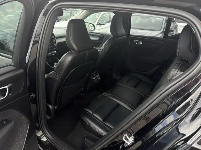 2023 Volvo XC40 B5 Plus Dark Theme
