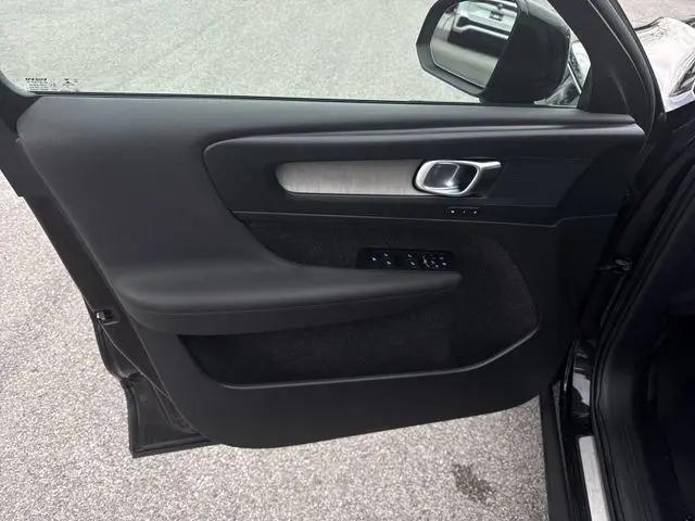 2023 Volvo XC40 B5 Plus Dark Theme