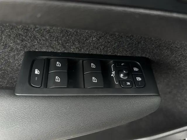 2023 Volvo XC40 B5 Plus Dark Theme