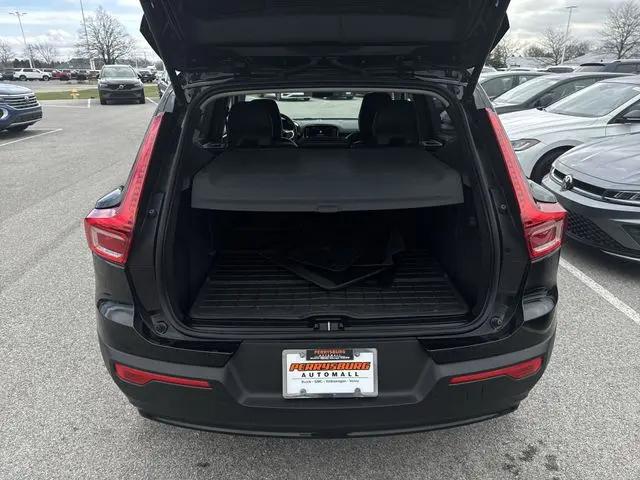2023 Volvo XC40 B5 Plus Dark Theme