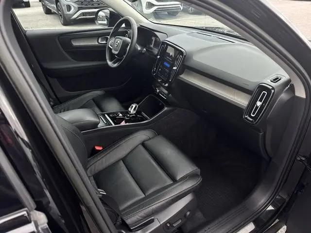 2023 Volvo XC40 B5 Plus Dark Theme