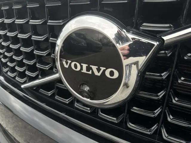 2023 Volvo XC40 B5 Plus Dark Theme