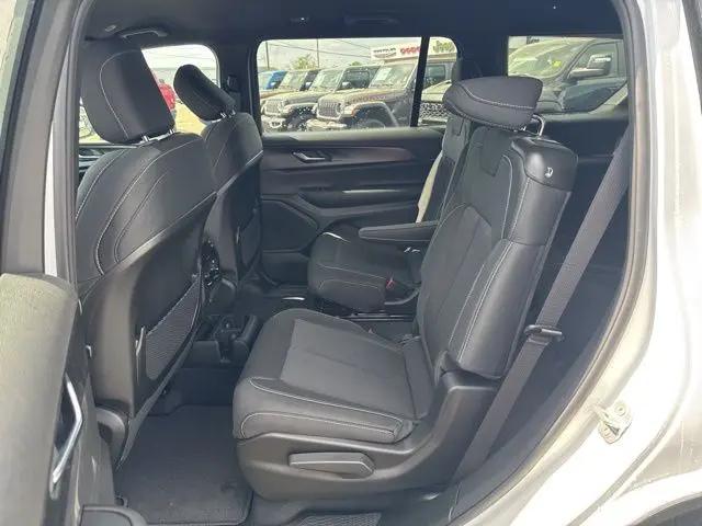 2026 Jeep Grand Cherokee L Laredo 4x2