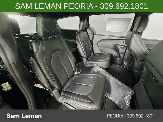 2026 Chrysler Pacifica Select AWD