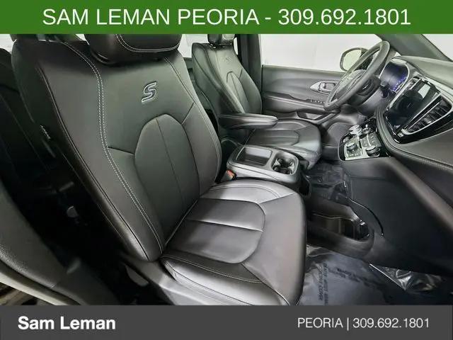 2026 Chrysler Pacifica Select AWD