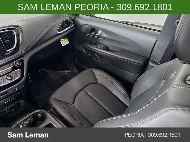2026 Chrysler Pacifica Select AWD