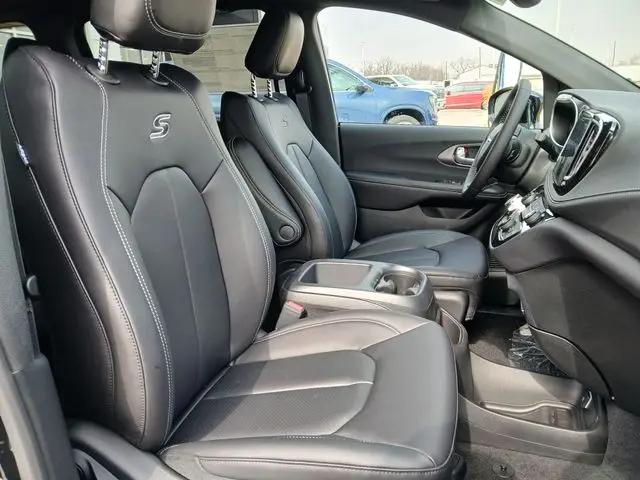 2026 Chrysler Pacifica Select AWD