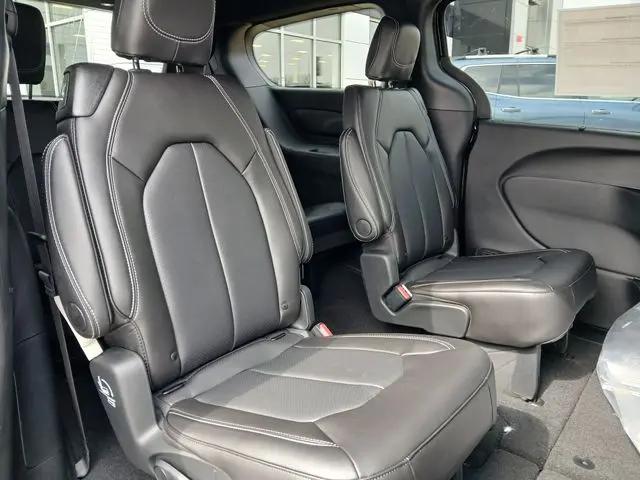 2026 Chrysler Pacifica Select AWD
