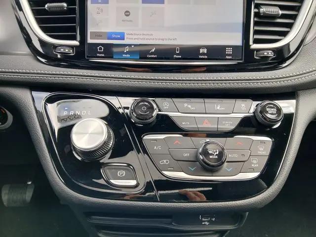 2026 Chrysler Pacifica Select AWD
