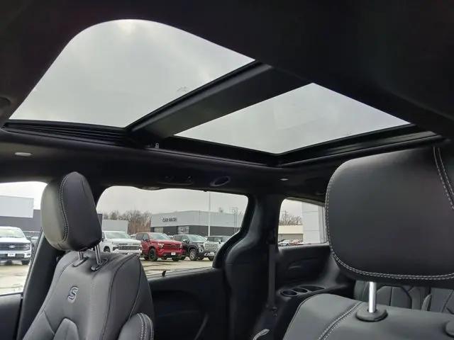 2026 Chrysler Pacifica Select AWD