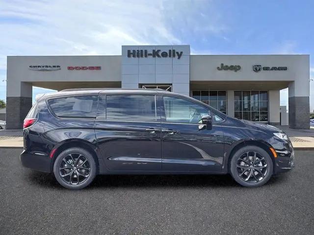2026 Chrysler Pacifica Select AWD