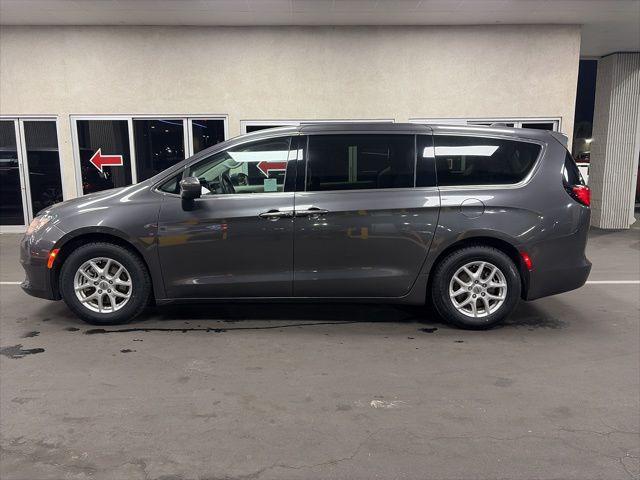 2022 Chrysler Voyager LX